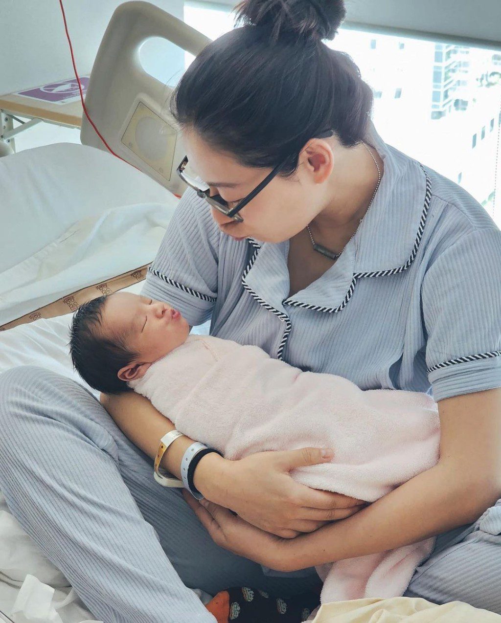 自兒子出生後，江若琳母愛大爆發。