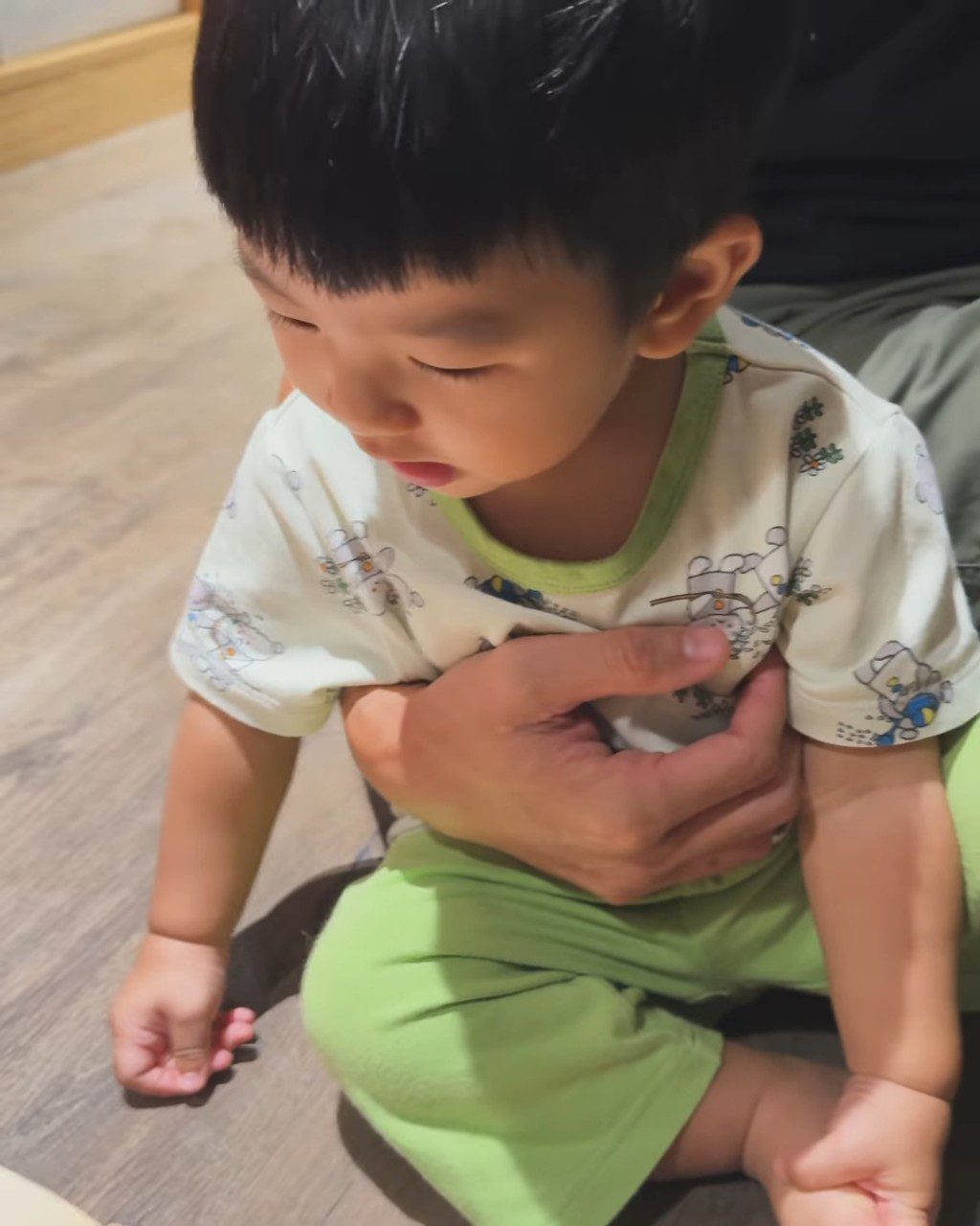 江若琳的兒子很喜歡說「哎呀」。
