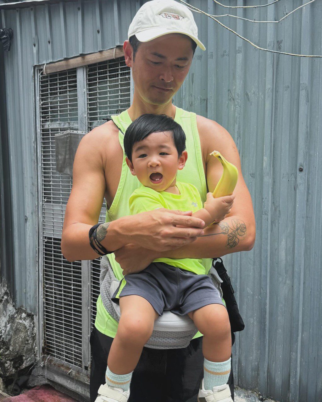 Owen的樣子與爸爸十分相似。