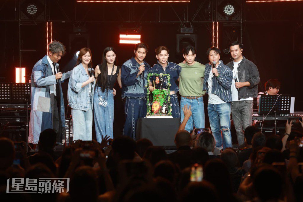 周志康(右四)與羅天宇(左四)在台上慶祝生日,莫家淦(左三)向陳懿德高呼「未婚妻」及「求婚」。