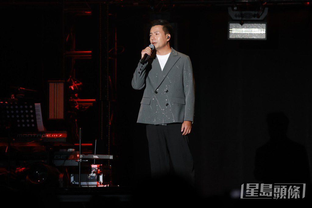 姚兵唱完歌後，幽默地說眾人吃了不少名貴補品如蟲草、靈芝，並代羅天宇向觀眾報平安。