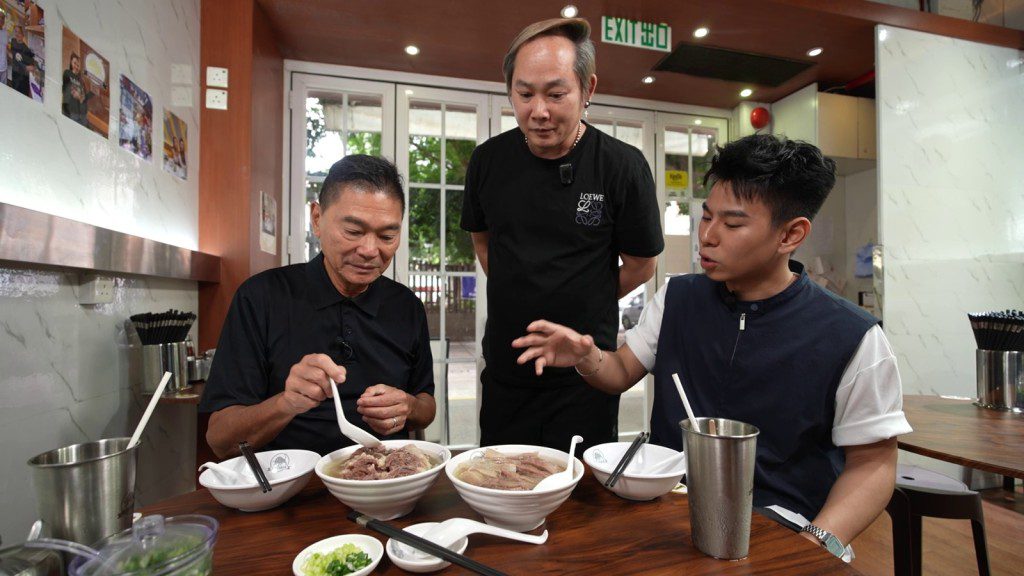 鄧達智擔任導遊,帶領蔡景行尋找美食。