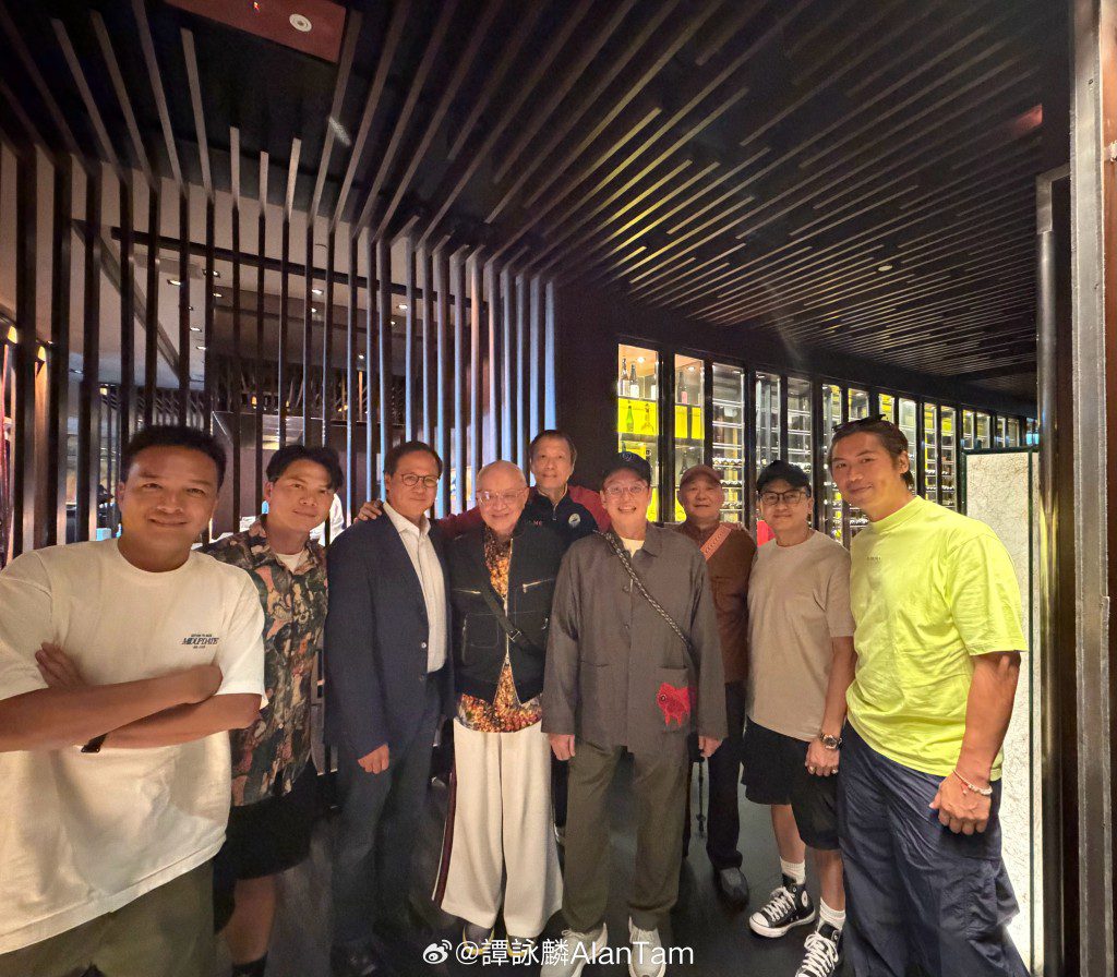 譚詠麟亦與一眾男性友人在餐廳聚餐,慶祝演出順利。