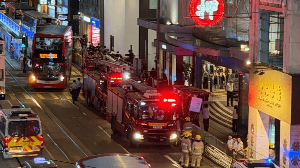 中環萬宜大廈商場火警 波及外牆棚架 保安救火受傷