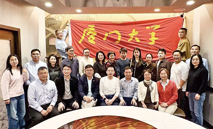 史大林副校長（前排中）同與會者合影。 主辦方提供