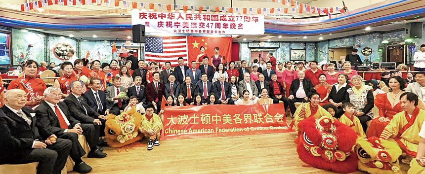 舞獅好手同僑學界代表及嘉賓政要合影。 李強攝