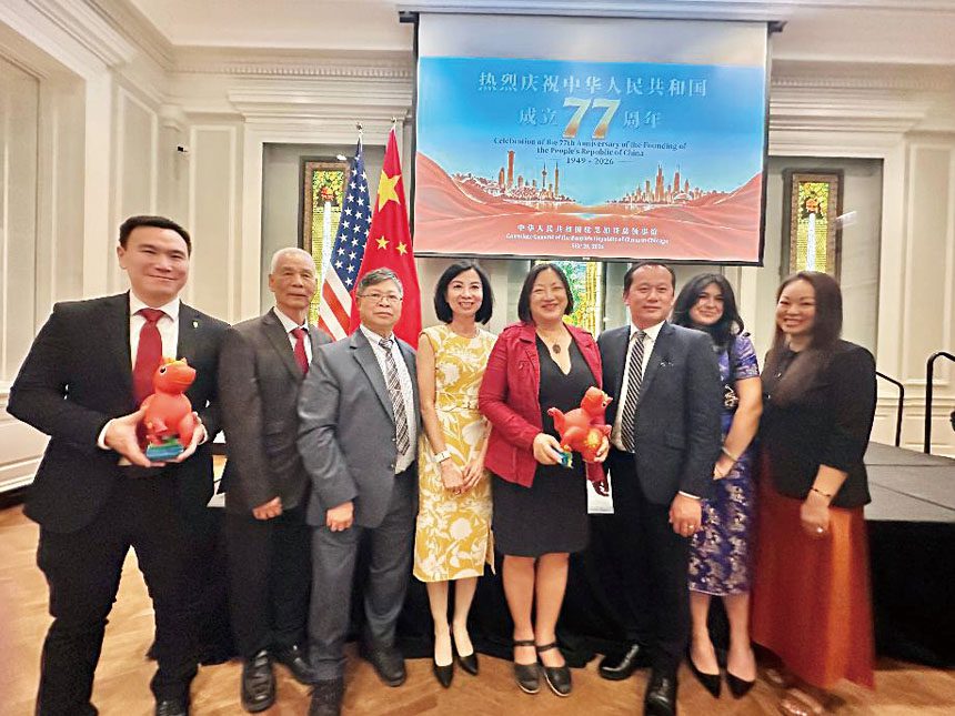嘉賓們歡欣的出席慶祝中華人民共和國77華誕的招待會。梁敏育攝