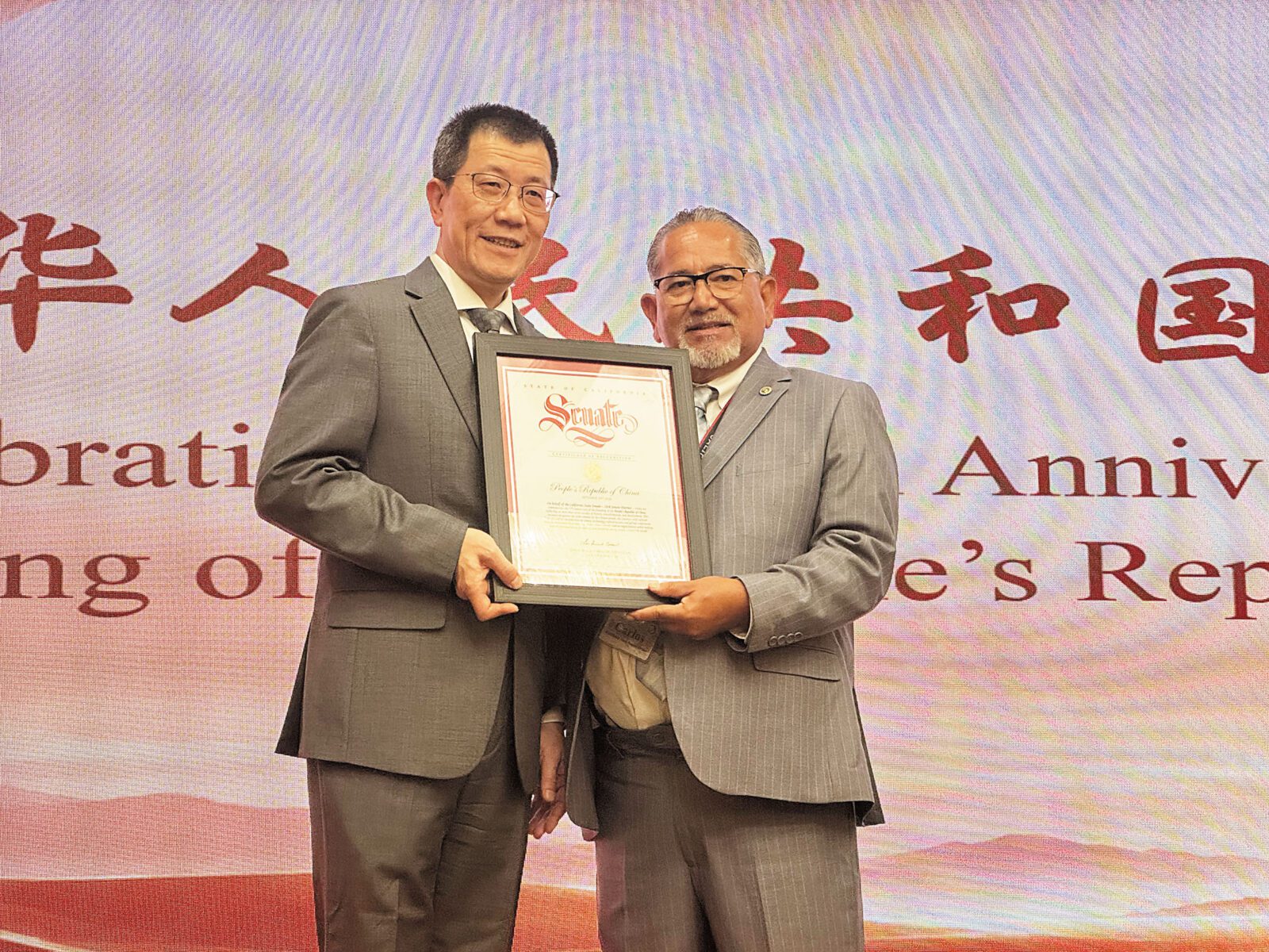 加州參議院第28選區代表Carlos Peneira（右）為郭少春（左）頒發賀狀。記者陸新攝