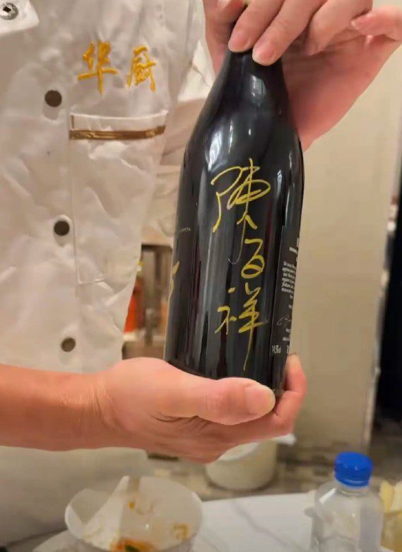 陳百祥將簽了名的名酒送給內地名廚。