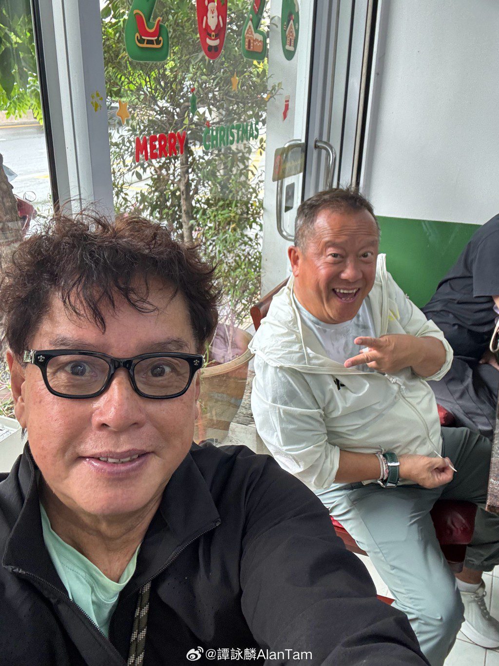 原來譚詠麟與曾志偉兩家是世交，二人小時候已一起踢球。
