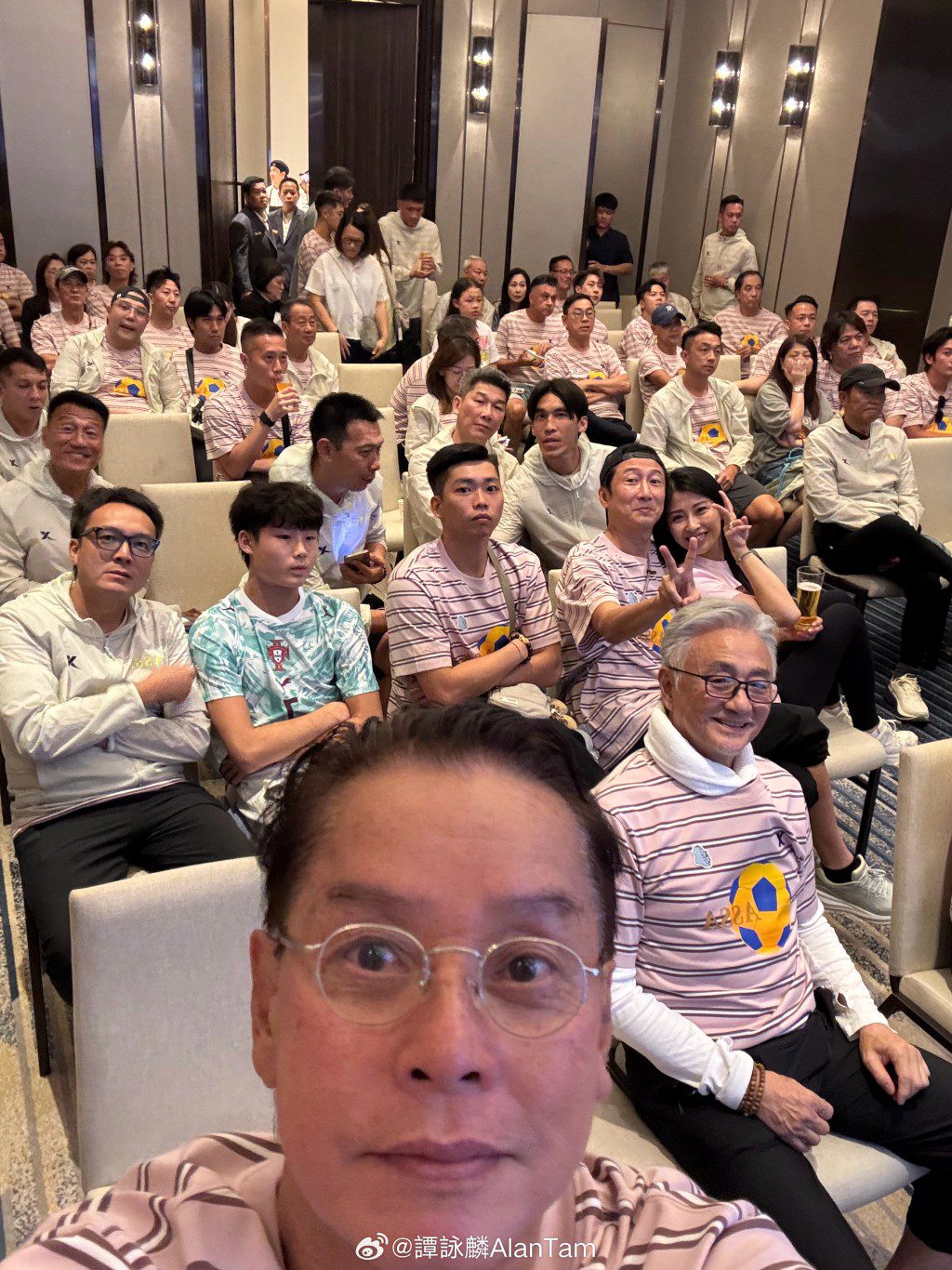 譚詠麟與明星足球隊成員一同觀看世界盃賽事。