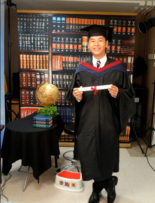 許廷鏗於2007年至2012年在香港大學牙醫學院修讀學士課程。