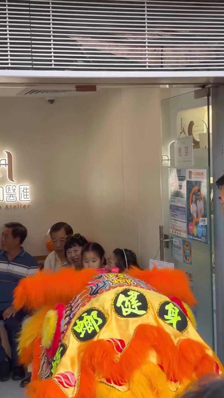 診所內坐著一對年長夫婦，有網民認為他們是許廷鏗的父母。