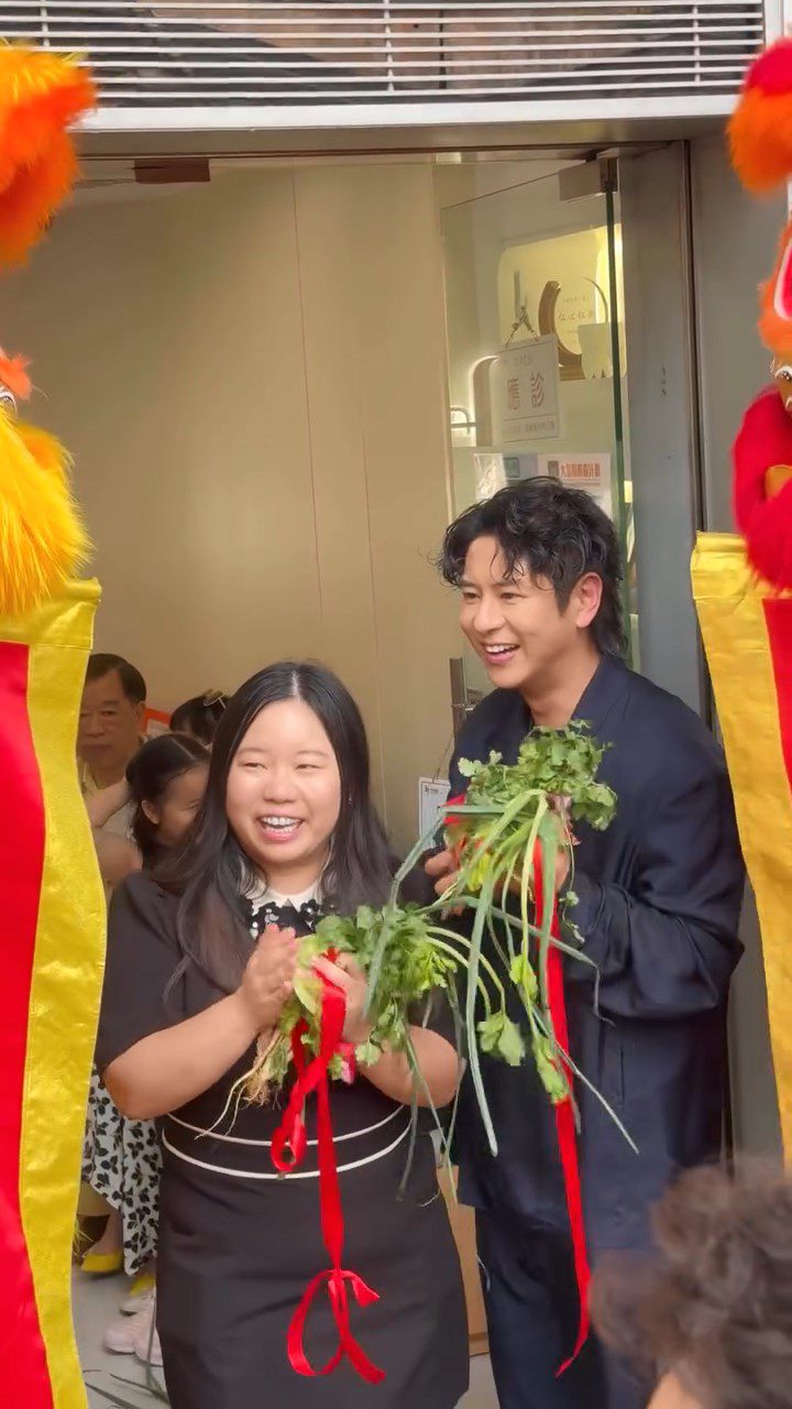 許廷鏗與姐姐共同投資七位數開設診所。