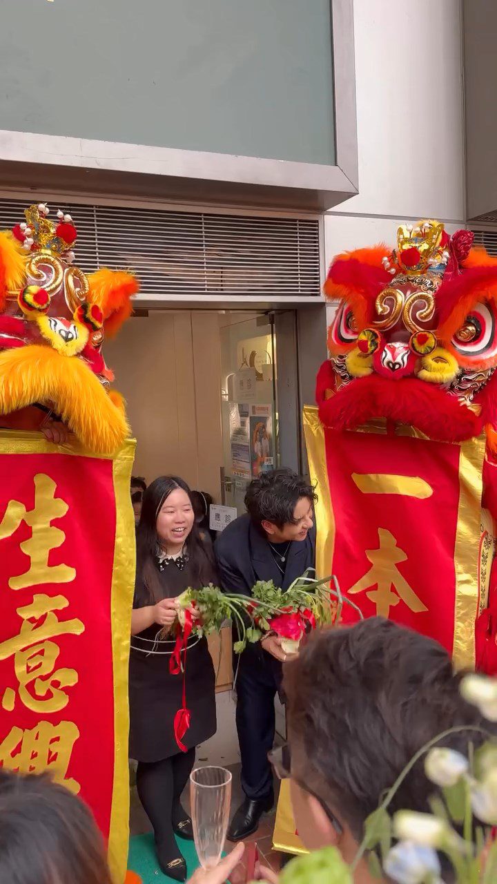 站在許廷鏗身旁的女士，據悉是其擔任醫生的姐姐。