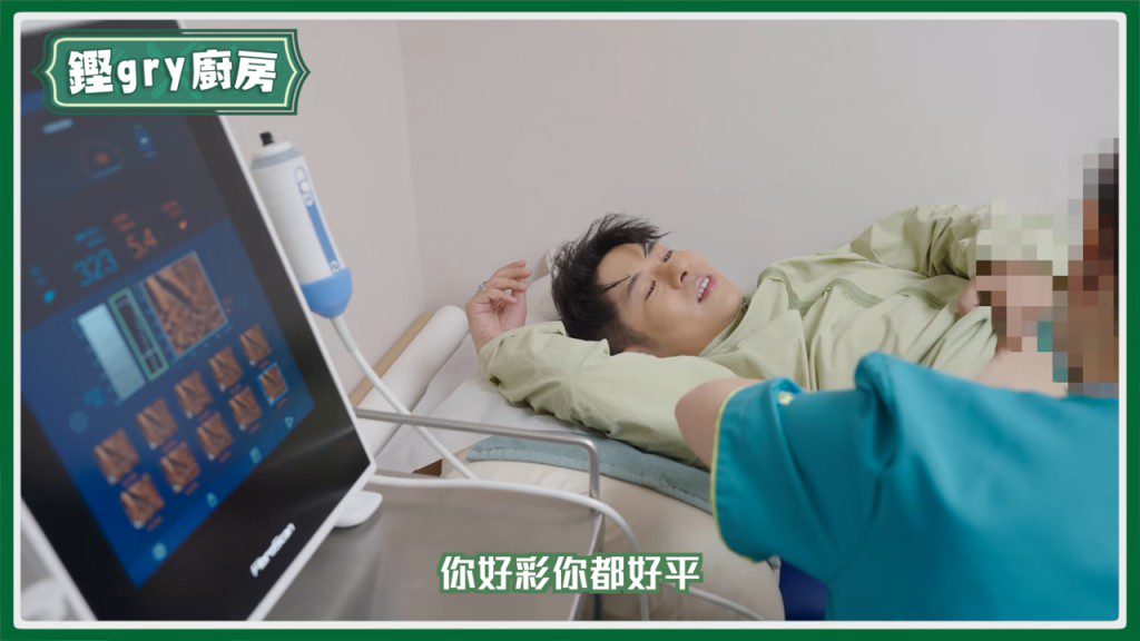 許廷鏗拉起上衣配合檢查。