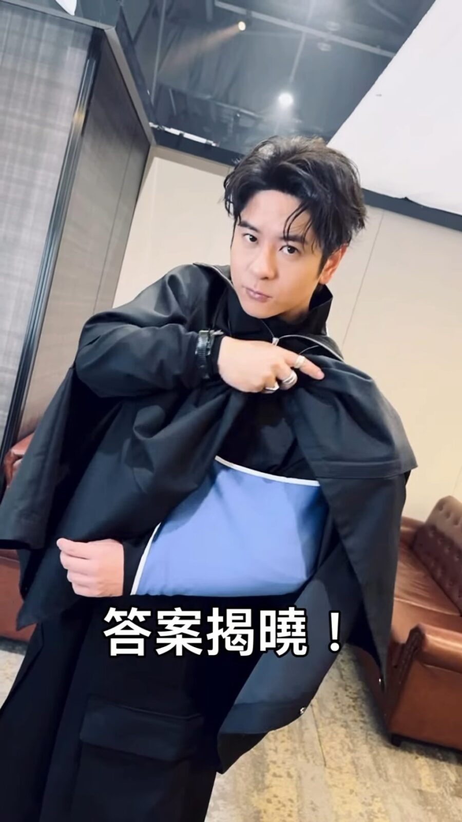許廷鏗以斗篷遮掩吊著的手臂。