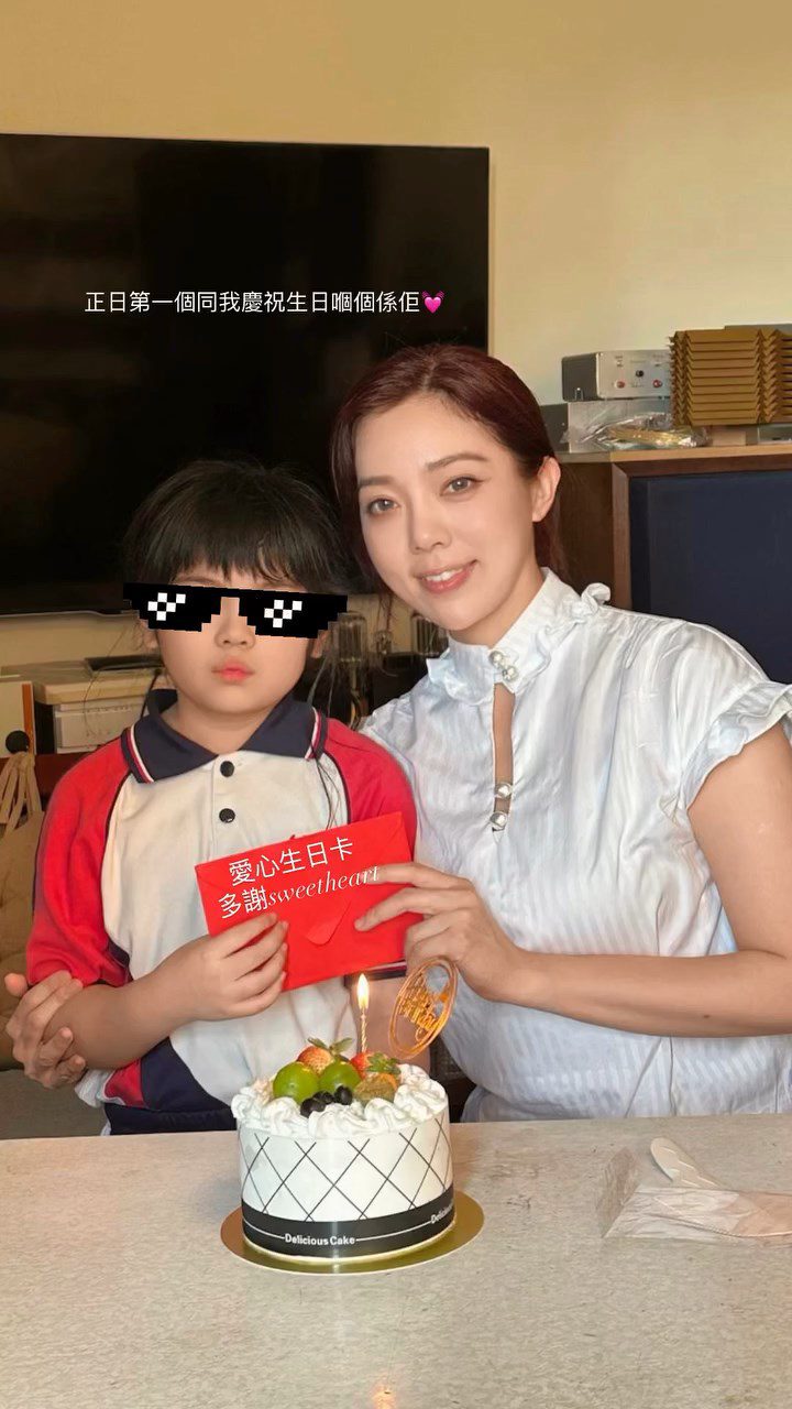 徐蒨駖的女兒為她慶祝生日。