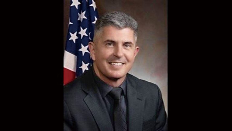 巴特遜市長克洛澤亦是三藩市縣警。巴特遜市政府
