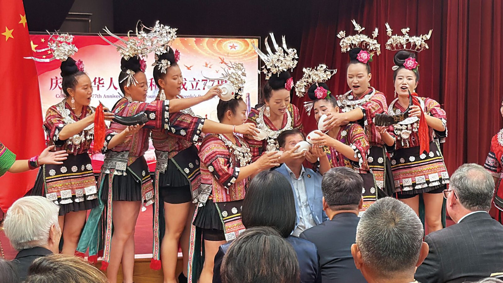 中領館安排來自貴州民族歌舞及傳統敬酒表演,為國慶招待會增添氣氛。記者蘇婕雅攝