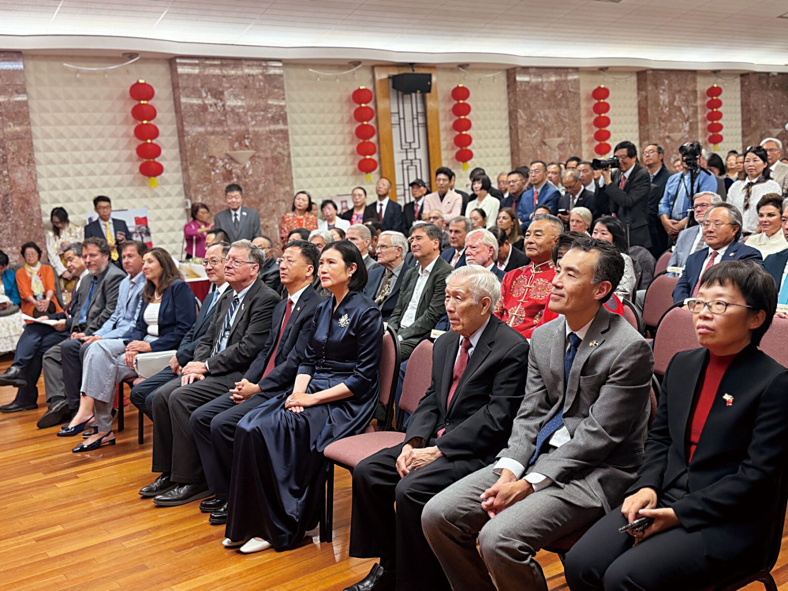 中國駐舊金山總領事館舉行慶祝中華人民共和國成立77周年招待會,現場座無虛席。記者蘇婕雅攝