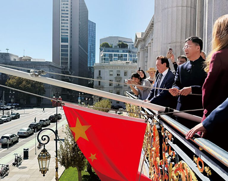 三藩市市長羅偉與中國駐舊金山總領事張建敏共同升起五星紅旗，慶祝中華人民共和國成立77周年。記者蘇婕雅攝