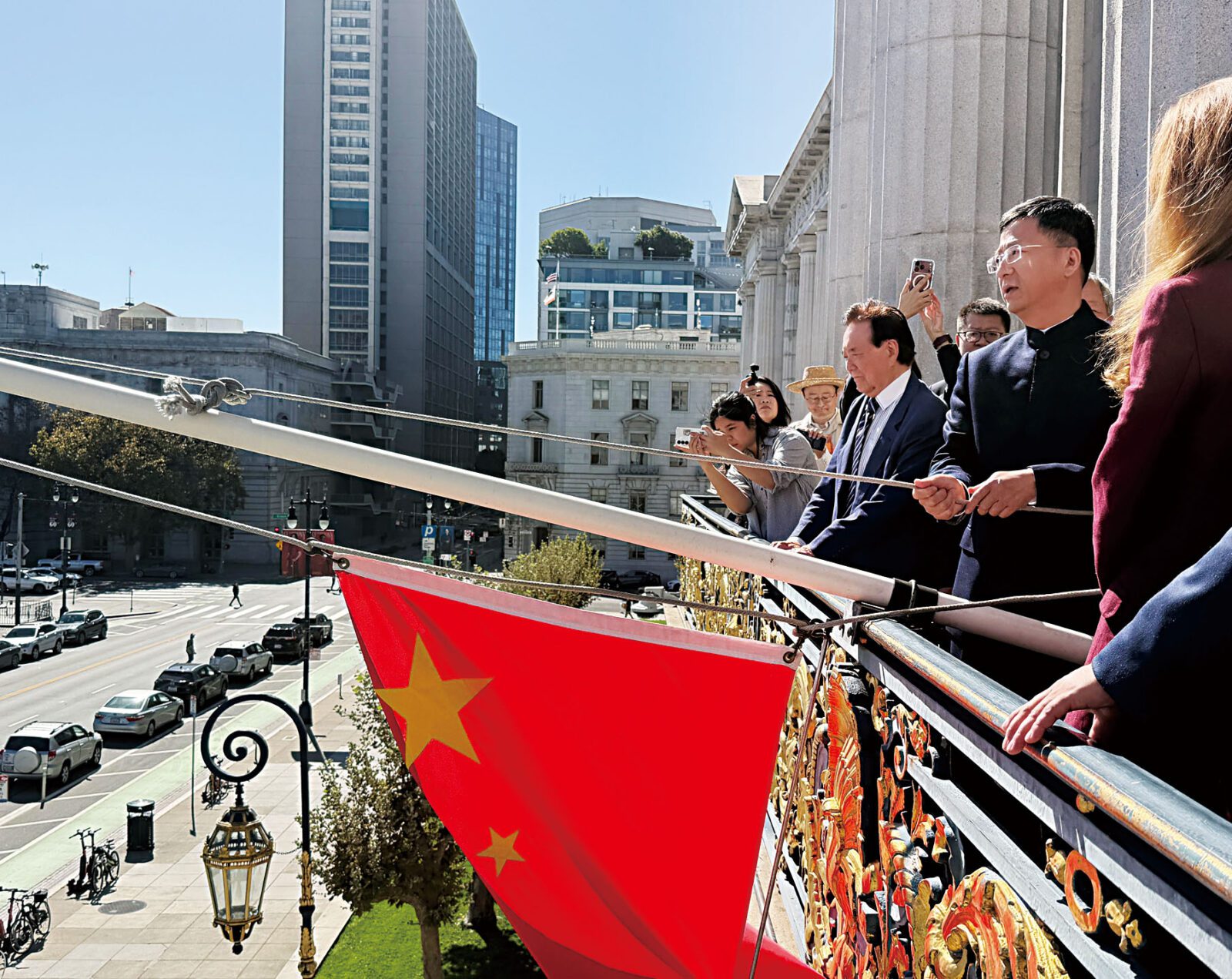 三藩市市長羅偉與中國駐舊金山總領事張建敏共同升起五星紅旗,慶祝中華人民共和國成立77周年。記者蘇婕雅攝