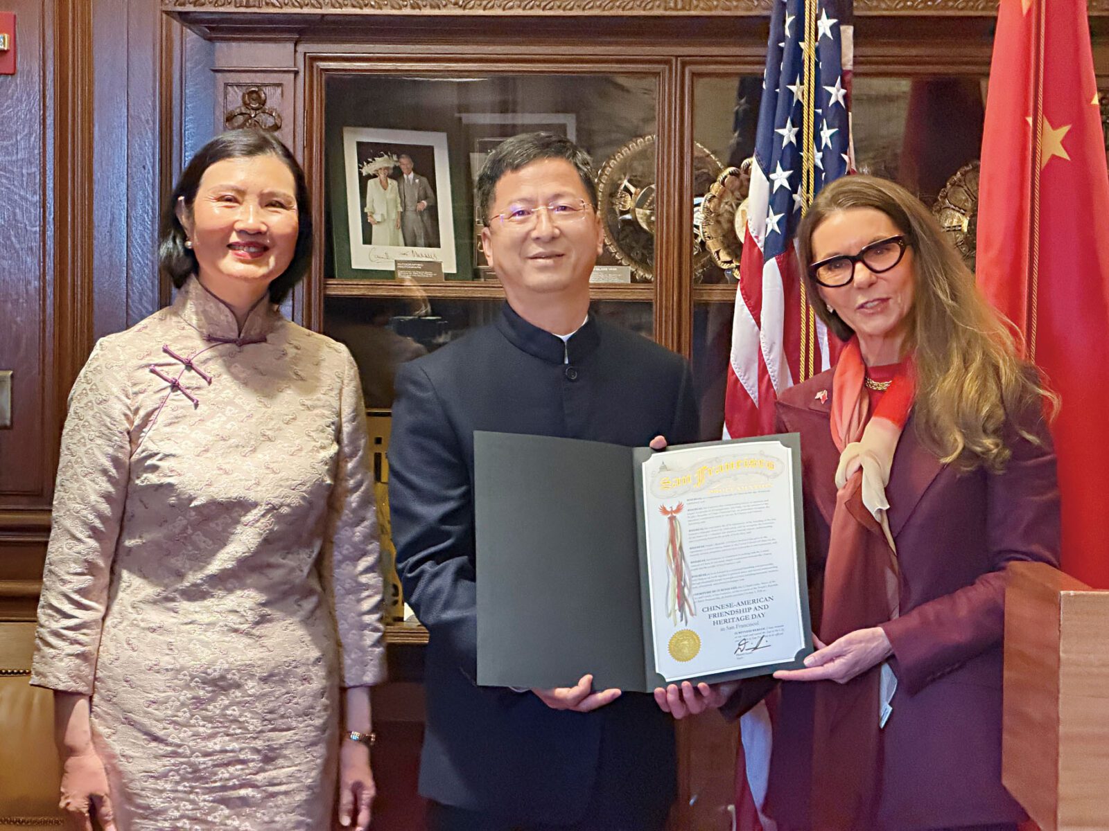 三藩市禮賓官庫爾特(右)代表市府向中國駐舊金山總領事張建敏頒發賀狀,宣布10月1日為三藩市「華裔美國人友誼與傳承日」。記者蘇婕雅攝