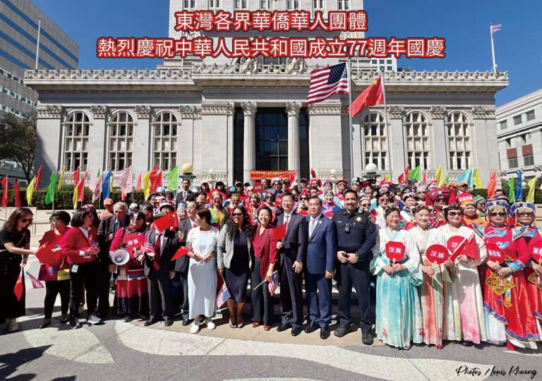 中領館總領事張建敏暨領事；屋崙政要官員與東灣國慶委員會首長，中午出席屋崙市政府廣場慶祝國慶升旗儀式。姜家譽攝