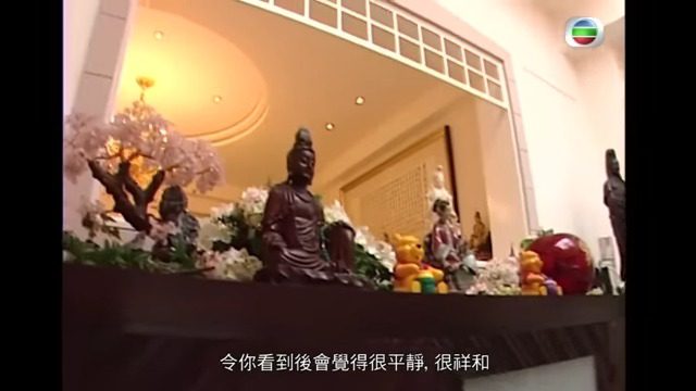 豪宅內擺放了多尊佛像。