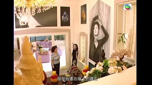 屋內收藏了大量畫作。