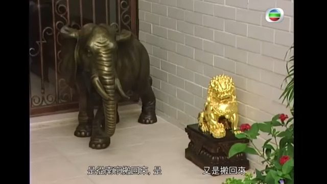 門口位置亦擺放了多座雕像。