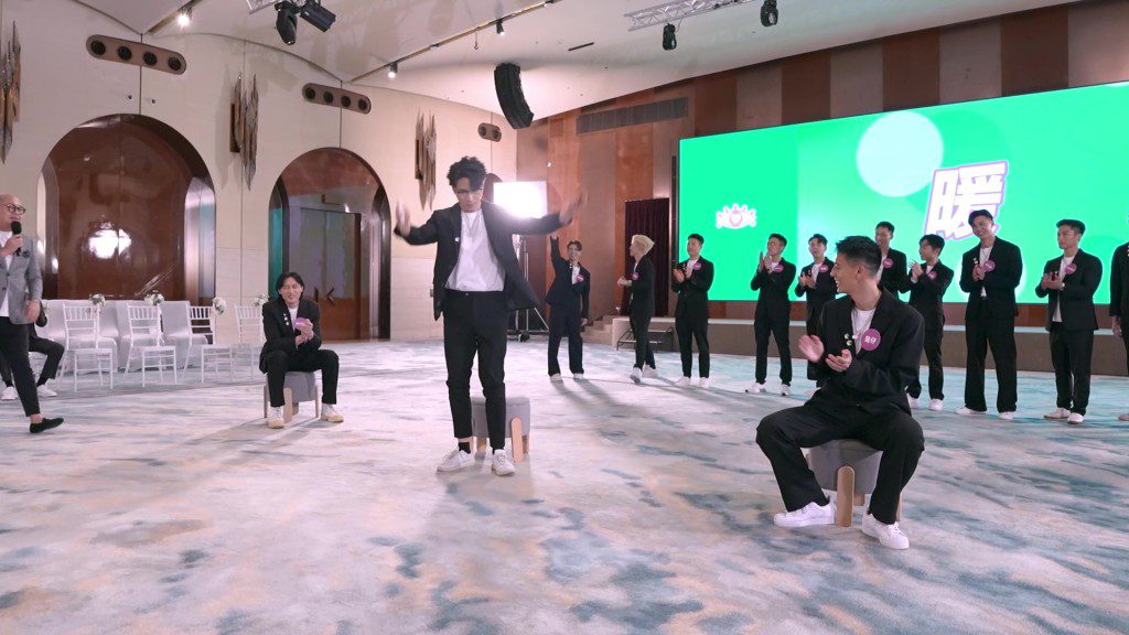 東東搞笑又謙厚地向全場鞠躬致謝，場面熱鬧。
