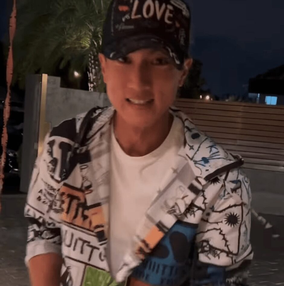 吳尊在汶萊大宅外的停車場燃點爆竹。