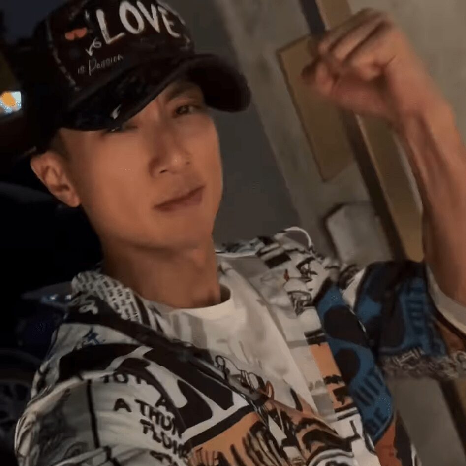吳尊充滿信心地示範打鼓。