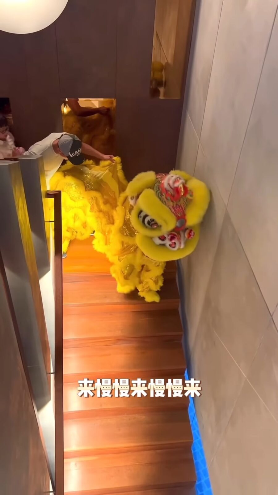 樓梯相當長,令人好奇屋內的樓底究竟有多高。