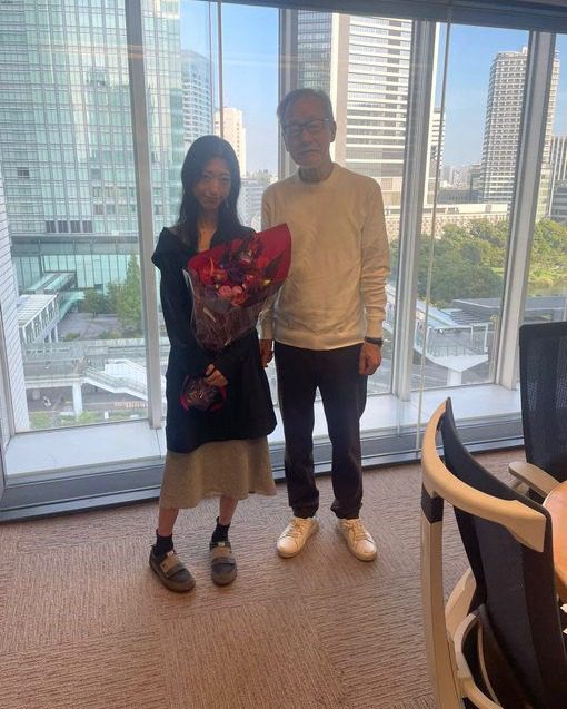 壇蜜獲電台工作人員送上鮮花道別。