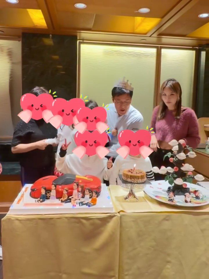 五索與馬清鏗和四名子女及繼子一同慶祝。