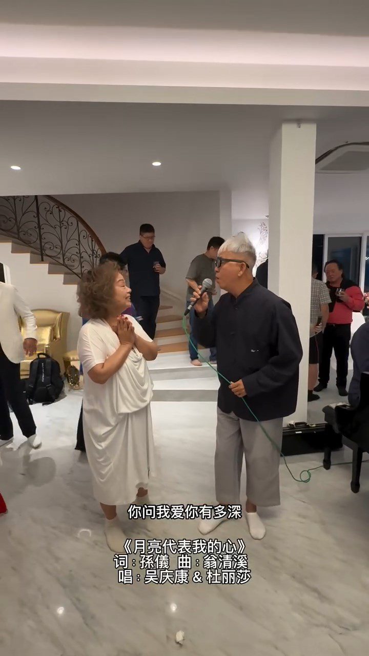 杜麗莎近日與朋友一起慶祝70歲生日。
