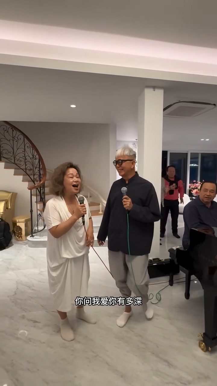 杜麗莎最終與吳慶康即興合唱了《月亮代表我的心》。