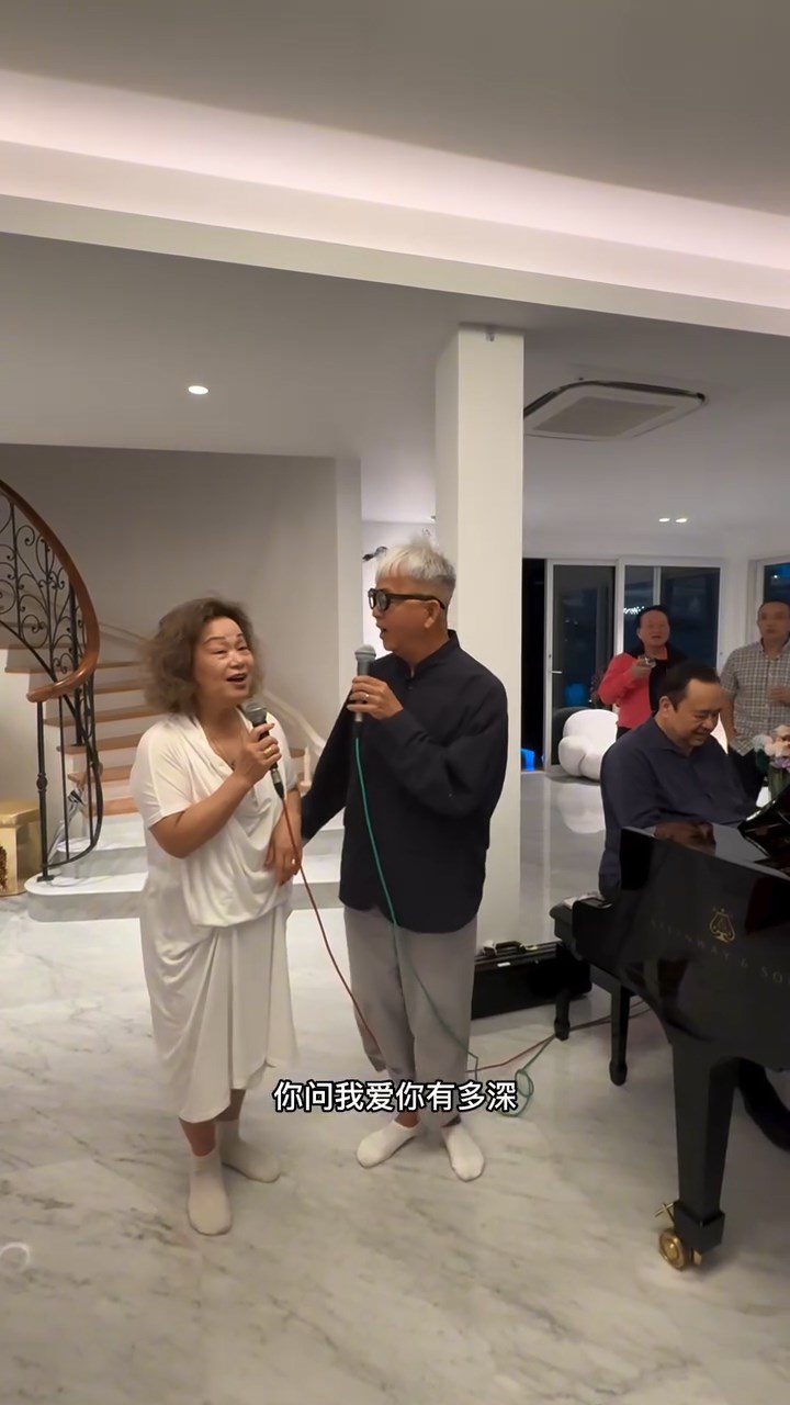杜麗莎演唱時十分投入。