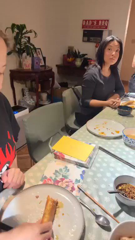 飯廳牆上掛著「DAD'S BBQ」的標誌，充滿家庭氛圍。