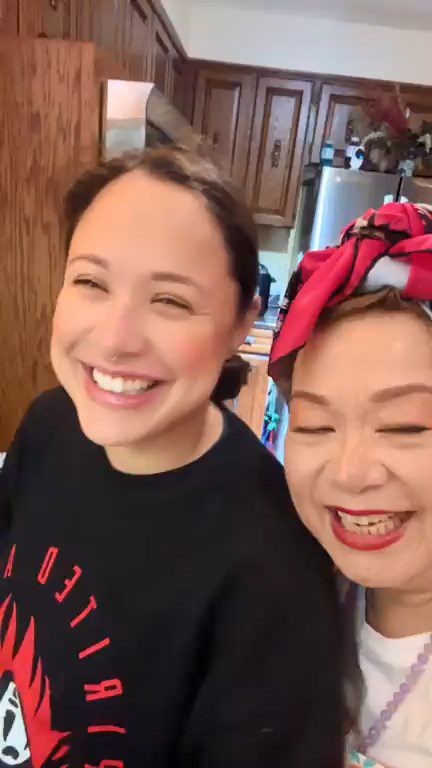 杜麗莎與女兒在家中合照，兩人笑容燦爛。