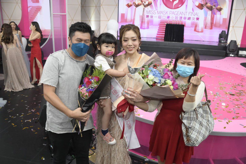 「阿姨」徐蒨駖當選時,獲當時的丈夫、女兒及奶奶送上鮮花祝賀。
