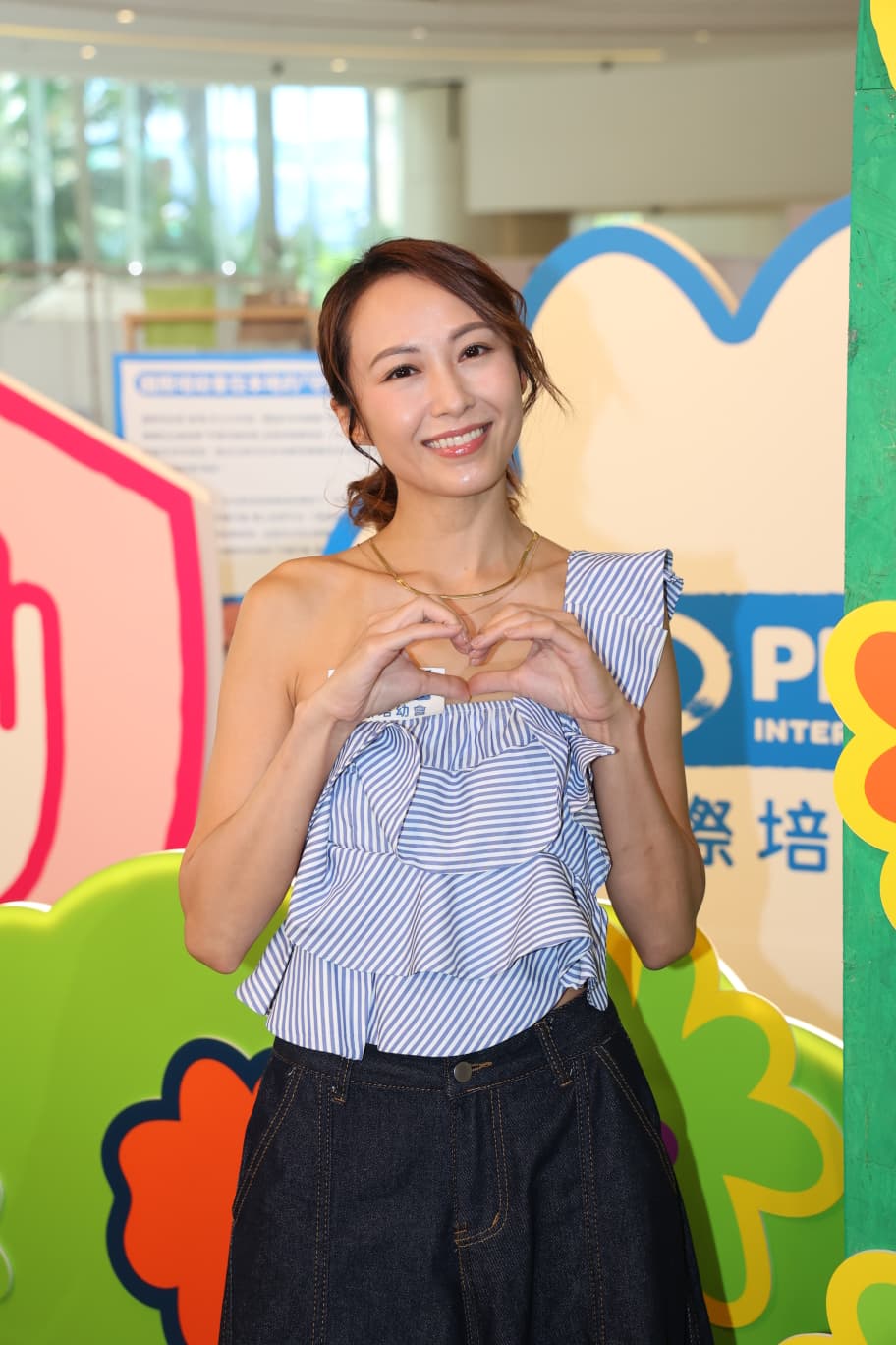 湯怡專注照顧女兒，被丈夫麥秋成笑指生活太悶。