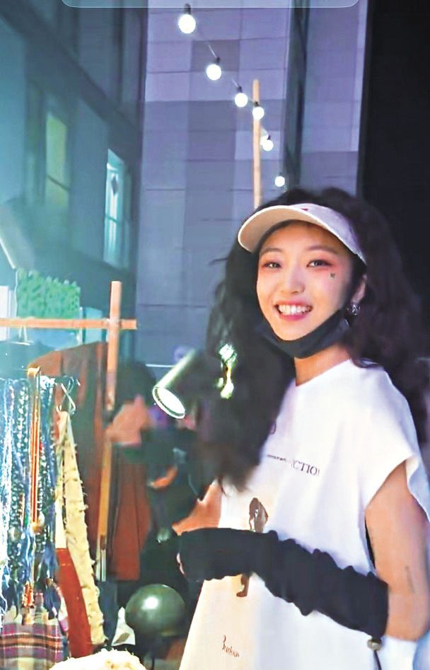 孫千不太出名時曾在夜市擺攤。網上圖片