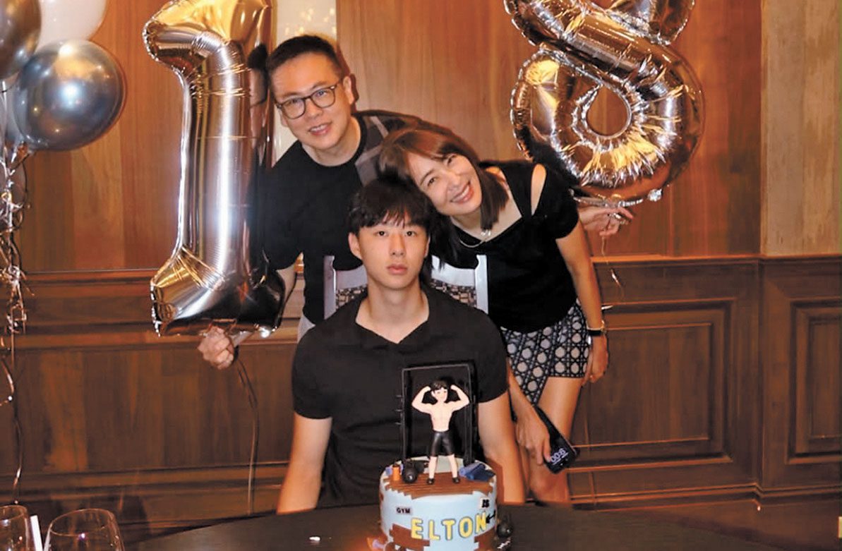 賈永婕與王兆杰幫兒子慶祝18歲生日。網上圖片