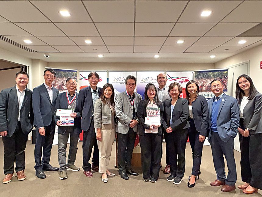 紐約香港龍舟會慈善賽的贊助單位與受惠機構與香港龍舟會萬三權、香港經貿處長何美智合照。