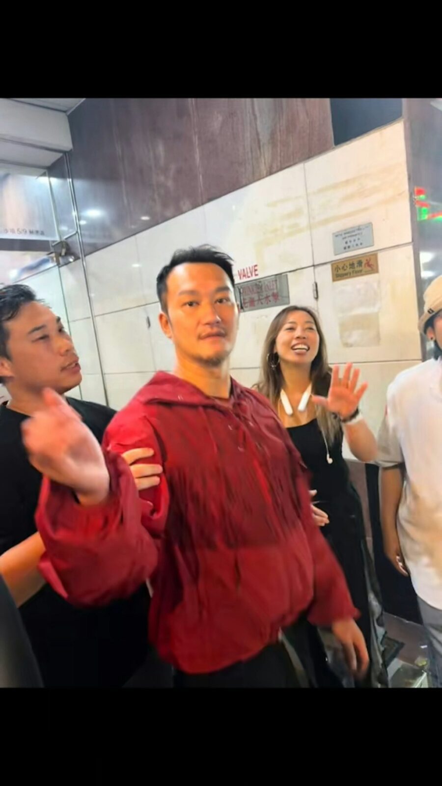 影片所見，吳浩康走向拍攝者並一手拍掉對方電話。