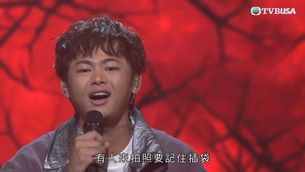 小林演唱〈浮誇〉的表現被評為欠佳。